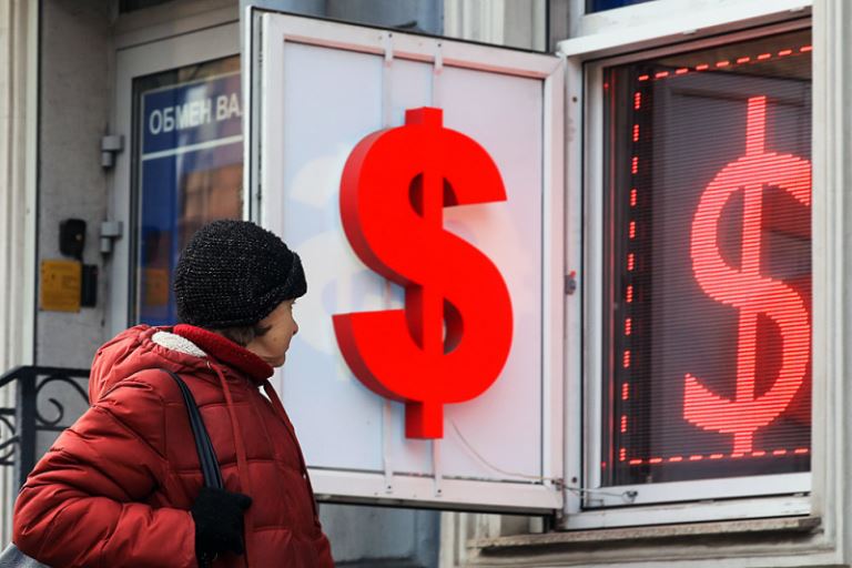 ЦБ повысил курс доллара на 7-11 мая до 67,38 рубля