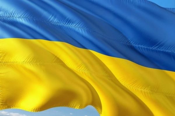 В Варшаве решили снять украинские флаги с общественного транспорта