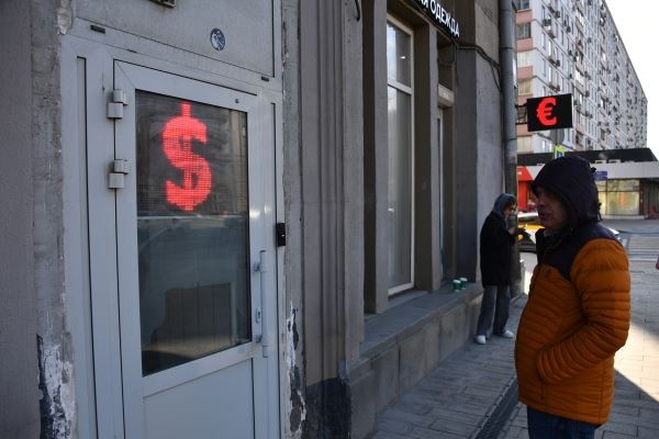 Впервые с марта 2020 года: курс доллара на Мосбирже опускался ниже 66 рублей 1