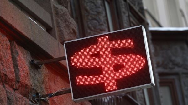 Впервые с марта 2020 года: курс доллара на Мосбирже опускался ниже 66 рублей