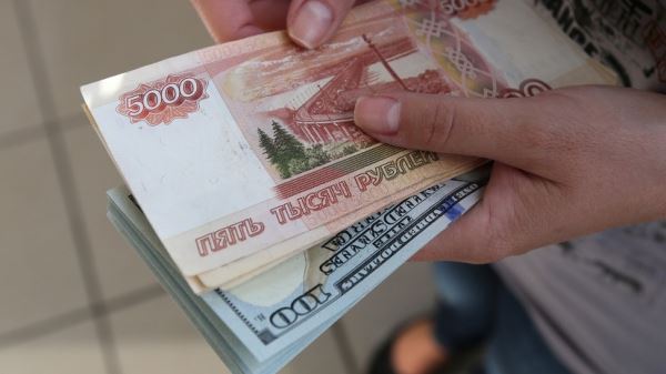 «Очередей не наблюдается»: почему смягчение валютных ограничений в России не вызвало ажиотажа среди россиян