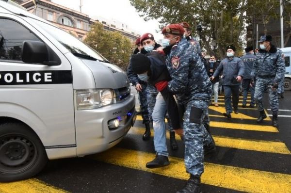 Оппозиционеры выпустили кур с фото Пашиняна у здания правительства Армении