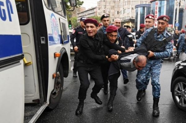 Полиция Еревана задержала 155 участников акций протеста